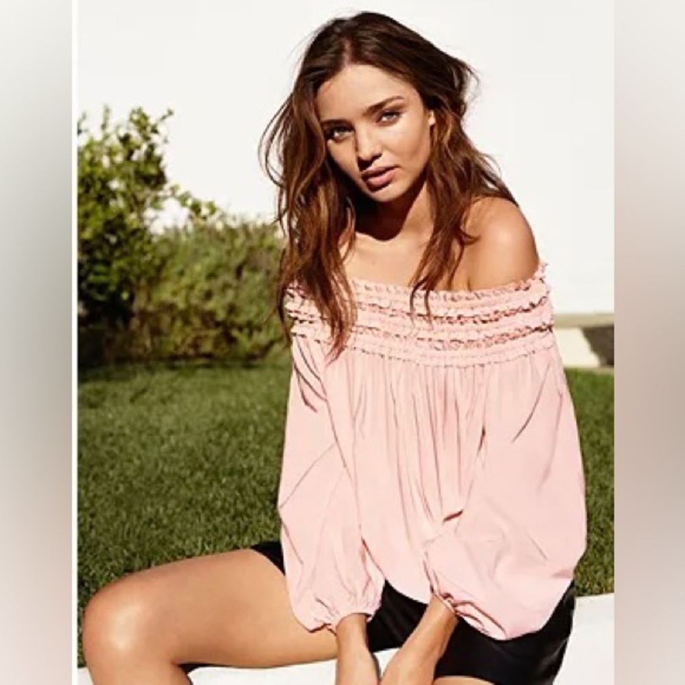 H&M women cold / off shoulder light pink top with long sleeves in size 6.